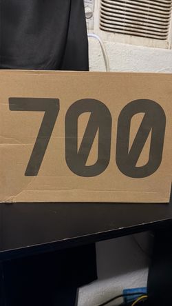 Adidas Yeezy 700 Sneaker Box