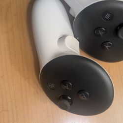 Right And Left Oculus 3 Remote Both    $ 125  