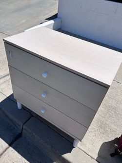 Used Kids Dresser - Middle drawer broken