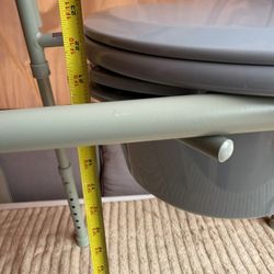 Portable 3-in-1 bedside commode