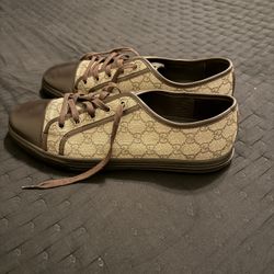 100% Authentic  Gucci GG Supreme Leather  Low Top Sneakers