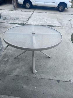 Free outdoor dining table