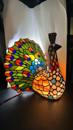 Vintage 2006 Splendor Lighting / Vogue Designs Tiffany-Style Stained Glass Peacock Accent Lamp – QVC – Original Box & Paperwork