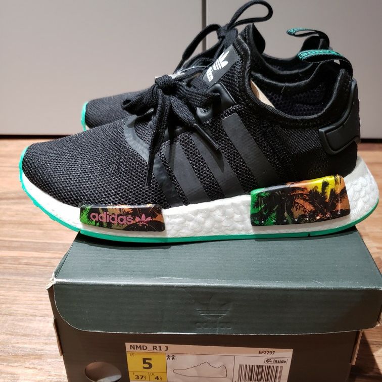 Adidas nmd youth size 5 hotsell