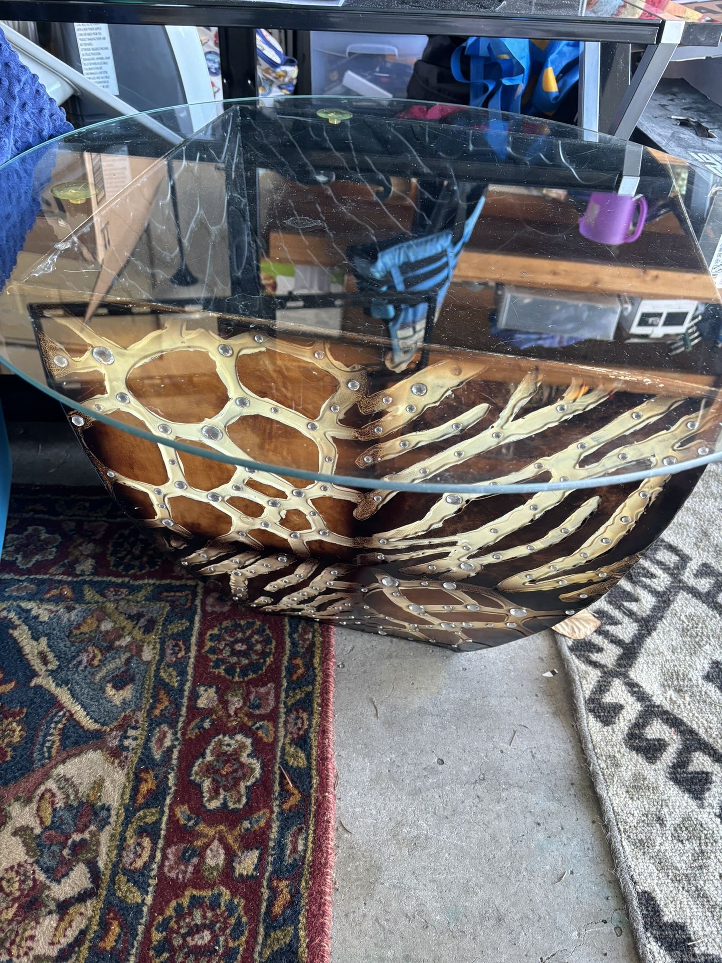 Giraffe Design End Table