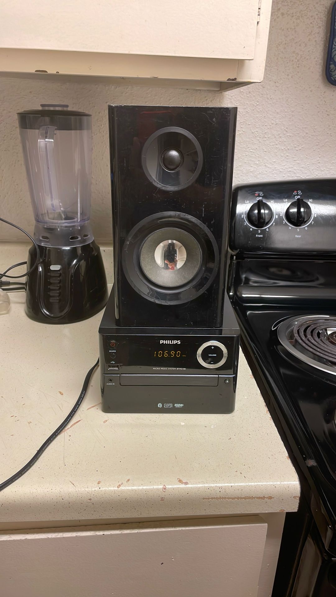 Phillips micro music system BTM 20180 AM FM with MP3 Bluetooth compatible USB direct only one speaker sounds great with just one of those speaker