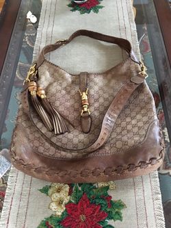 Beautiful vintage gucci bag . Would make a great Christmas present!!!