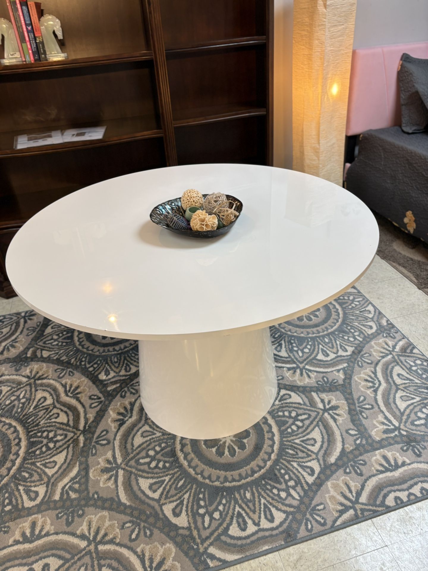 White Round Pedestal