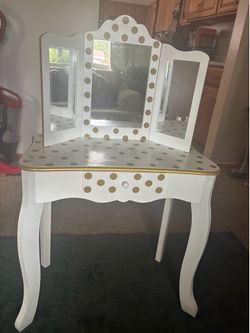 Kids vanity