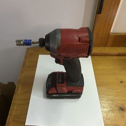 Milwaukee M18 FUEL 2853-20 18V Brushless 1/4′′ Hex Impact Driver with battery and accessory