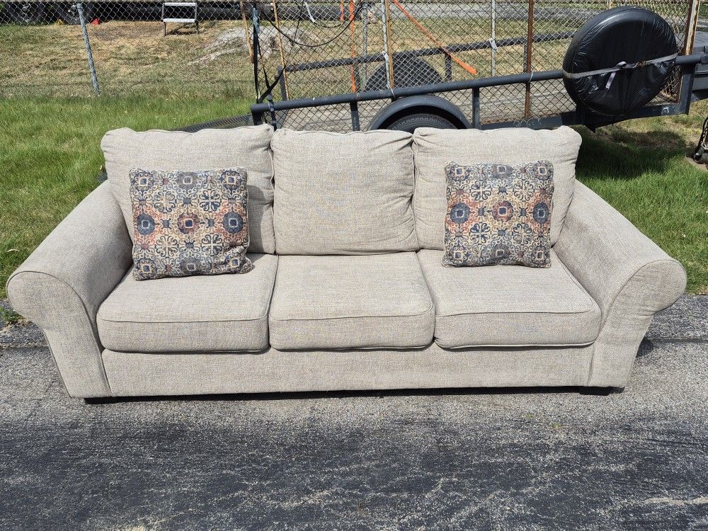 Couch from Bob’s Discount Furniture – Great Condition – FREE Delivery!