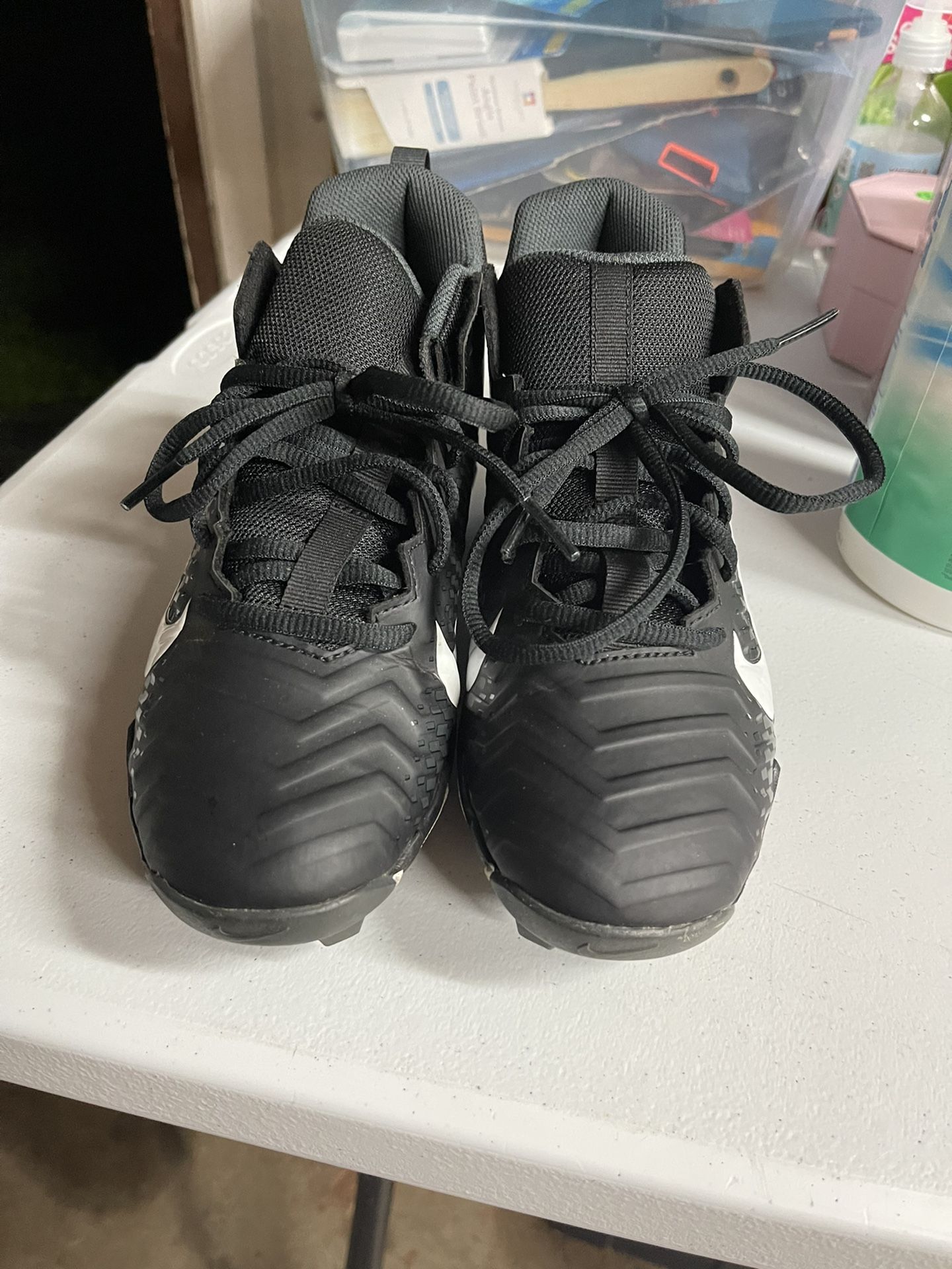 BOYS FOOTBALL SHOES..SIZE 6…GREAT CONDITION