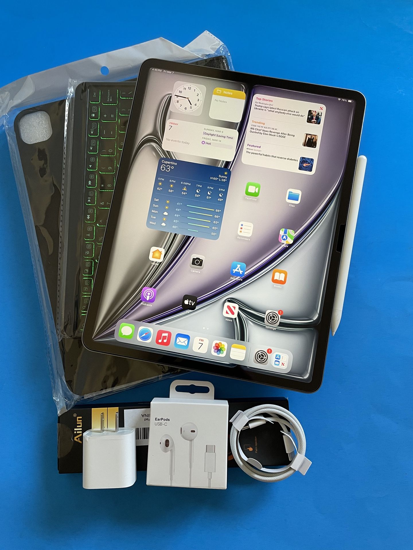 Apple IPad Air 13” (M2 chip / 2024 model) 128GB with Pen, keyboard & Accessories (warranty 10/2025)