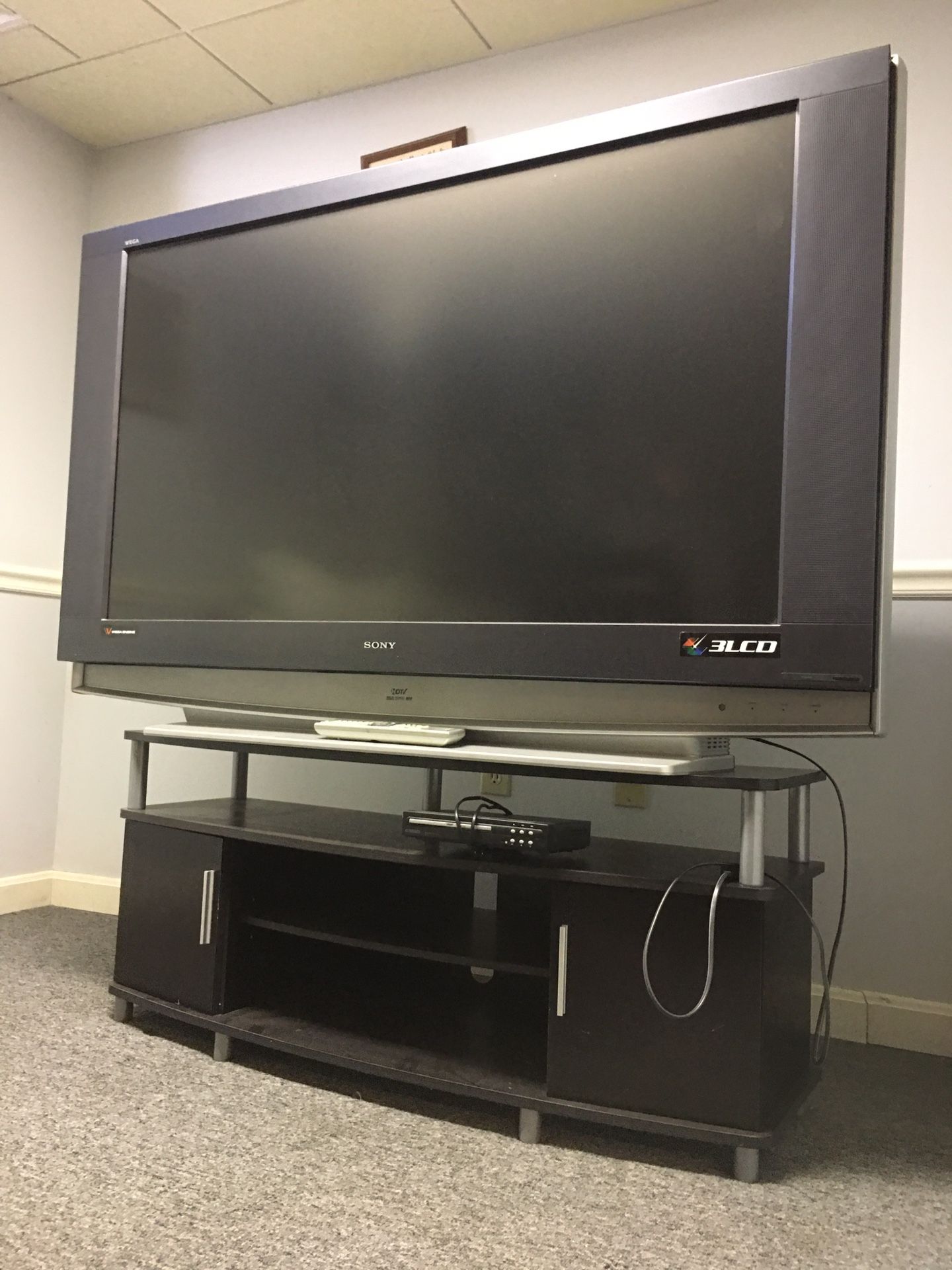 Sony Grand Wega 50” + TV Stand + DVD player