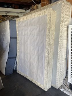 Premium 9” full size box spring.