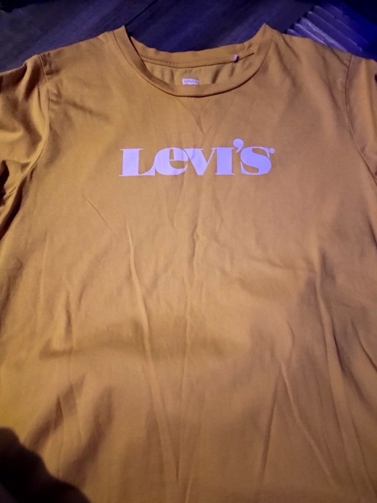 Very NICE WOMEN'S LEVI'S TSHIRTS, 3 TOTAL, ONE PINK SIZE MEDIUM ONE GRAY SIZE LG AND ONE YELLOW SIZE M SELLING ALL 3 FOR $20 OR $8.75/A PIECE
