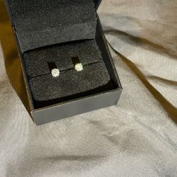 14k white gold solitaire ear rings 