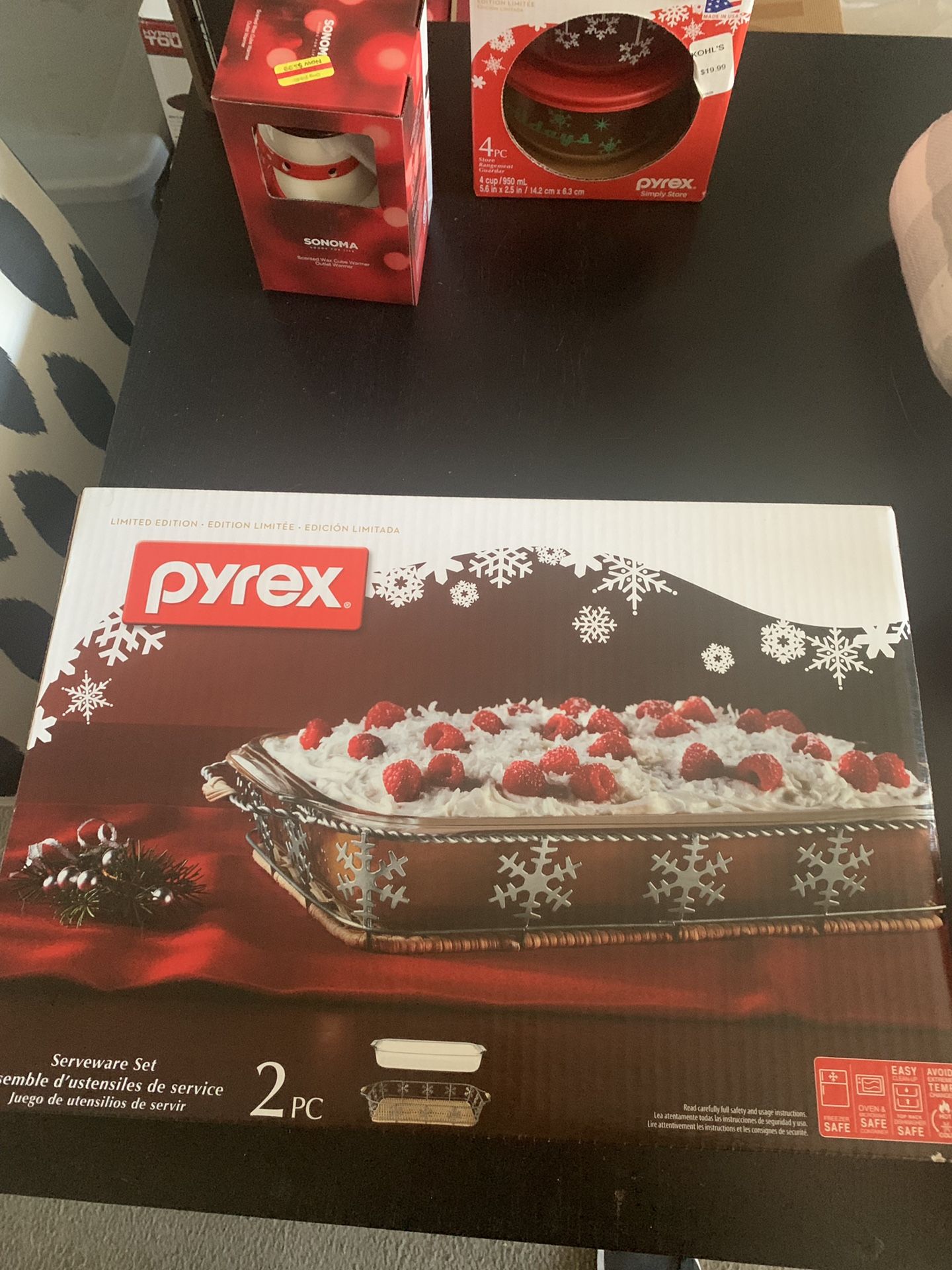 Pyrex 2pc glass holiday baking dish