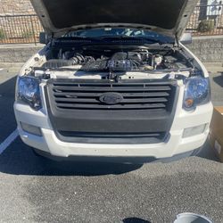 2008 Ford Explorer Grill and Headlights