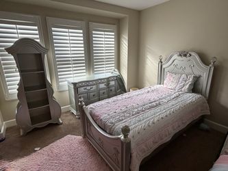 Rooms To Go Disney Princess Fairytale Platinum Bedroom Set