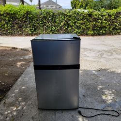 Insignia 3.0cu Stainless steel 2 Door Mini Refrigerator With Top Freezer