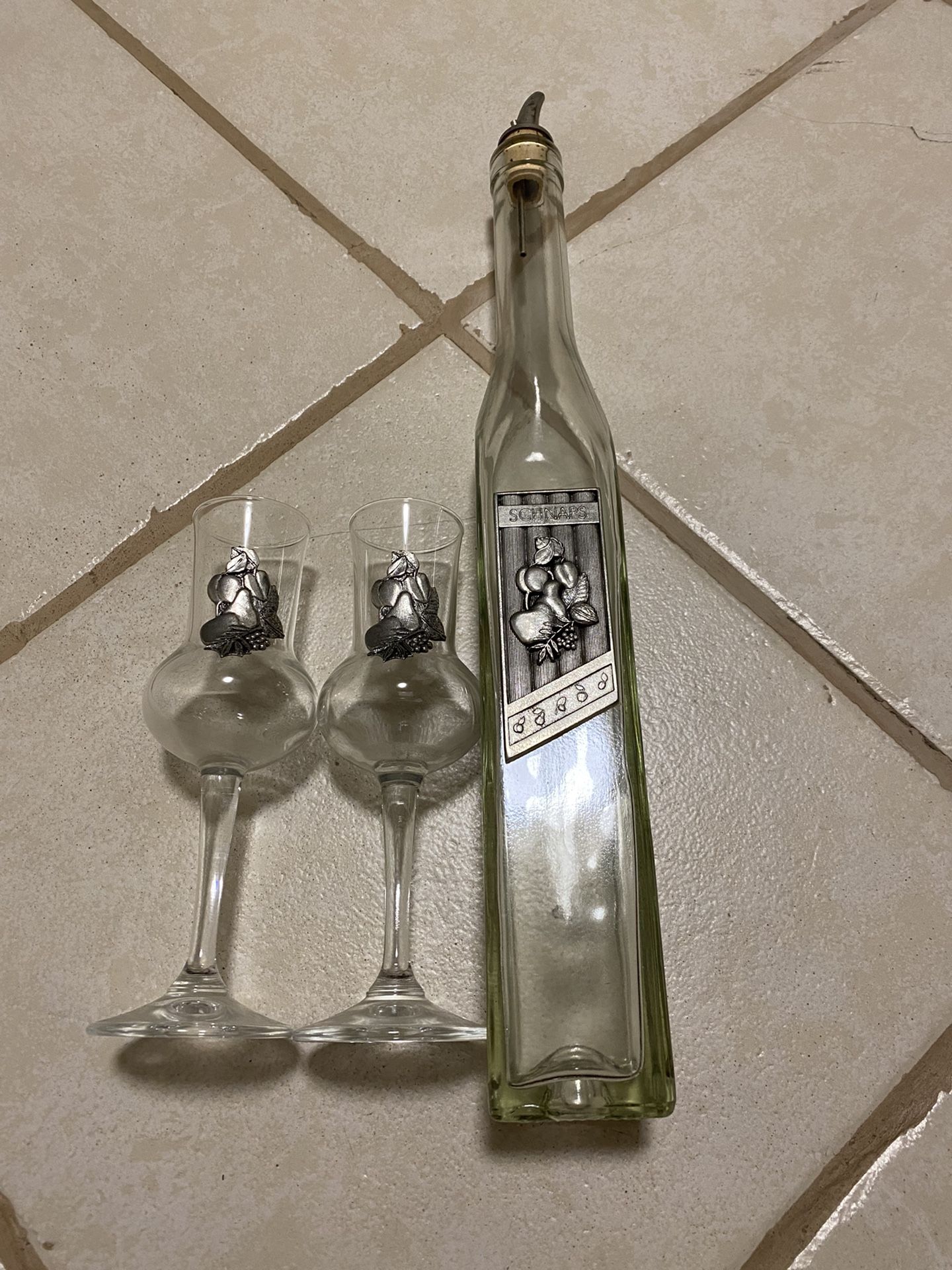 Vintage liquor bottle with 2 glasses