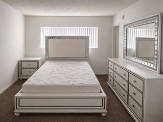 ✨ Modern Glam Queen Bedroom Set – Very Good Condition ✨ 
- PRICED TO MOVE -