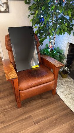 32in TV And Reclining Leather Chair