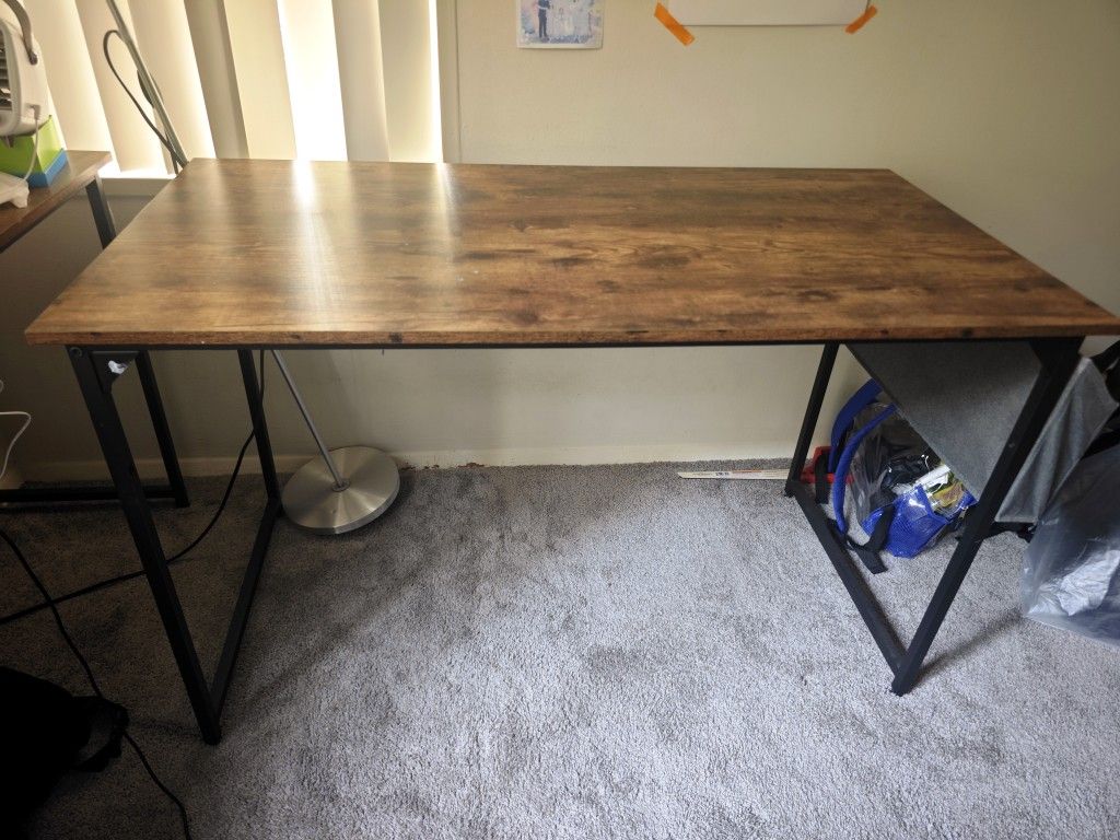 Sturdy computer/study desk in excellent condition.

Size: 47.5"(L) × 23.8"(W) × 29"(H) ,near west LA