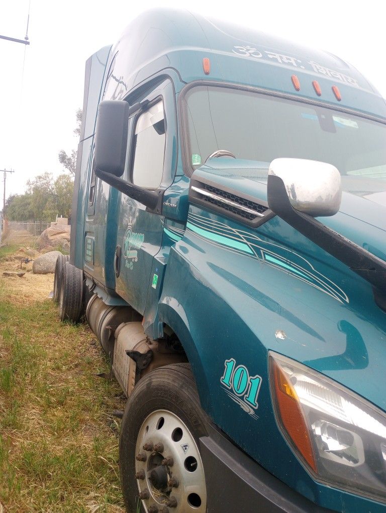 Freightliner Parting Out 2018 Cascadia