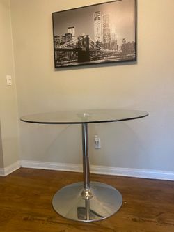 Glass dining table in very good condition.