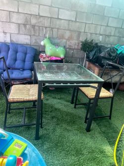 table with 2 chairs