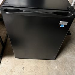 Avanti 5.2 Cu. Ft. Refrigerator, Black $50!!