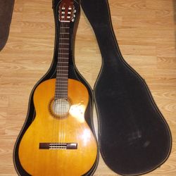 Yamaha CG-101 Vintage Full Size Classical Nylon String Acoustic Guitar W/ Case.