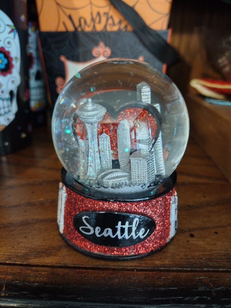 New Mini 4" Seattle Snow Globe