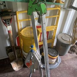 Confined Space recovery cage with tripod kit