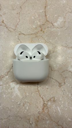 Apple AirPods 4 with Charging Case
