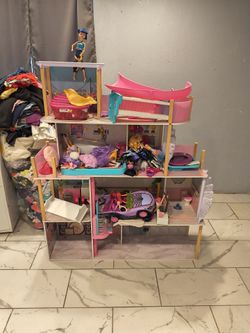 Girls Barbie doll house