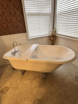 Vintage Cast Iron Clawfoot Tub – Excellent Condition