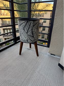 10" Planter Pot + Wooden legs / Stand by D'vine Dev  ━ White & Black
