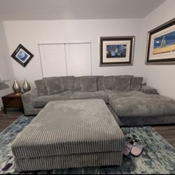 Ashley Lindyn 3 Piece Sectional with Ottoman in Fog Gray