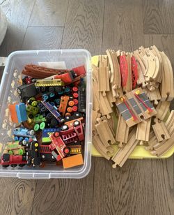 Thomas The Train Collection With Wooden Tracks 