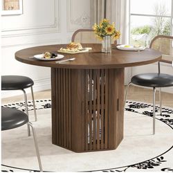 Round dining table