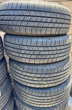 195 65 15 vendo un set de llantas usadas en excelente condición marca Michelin