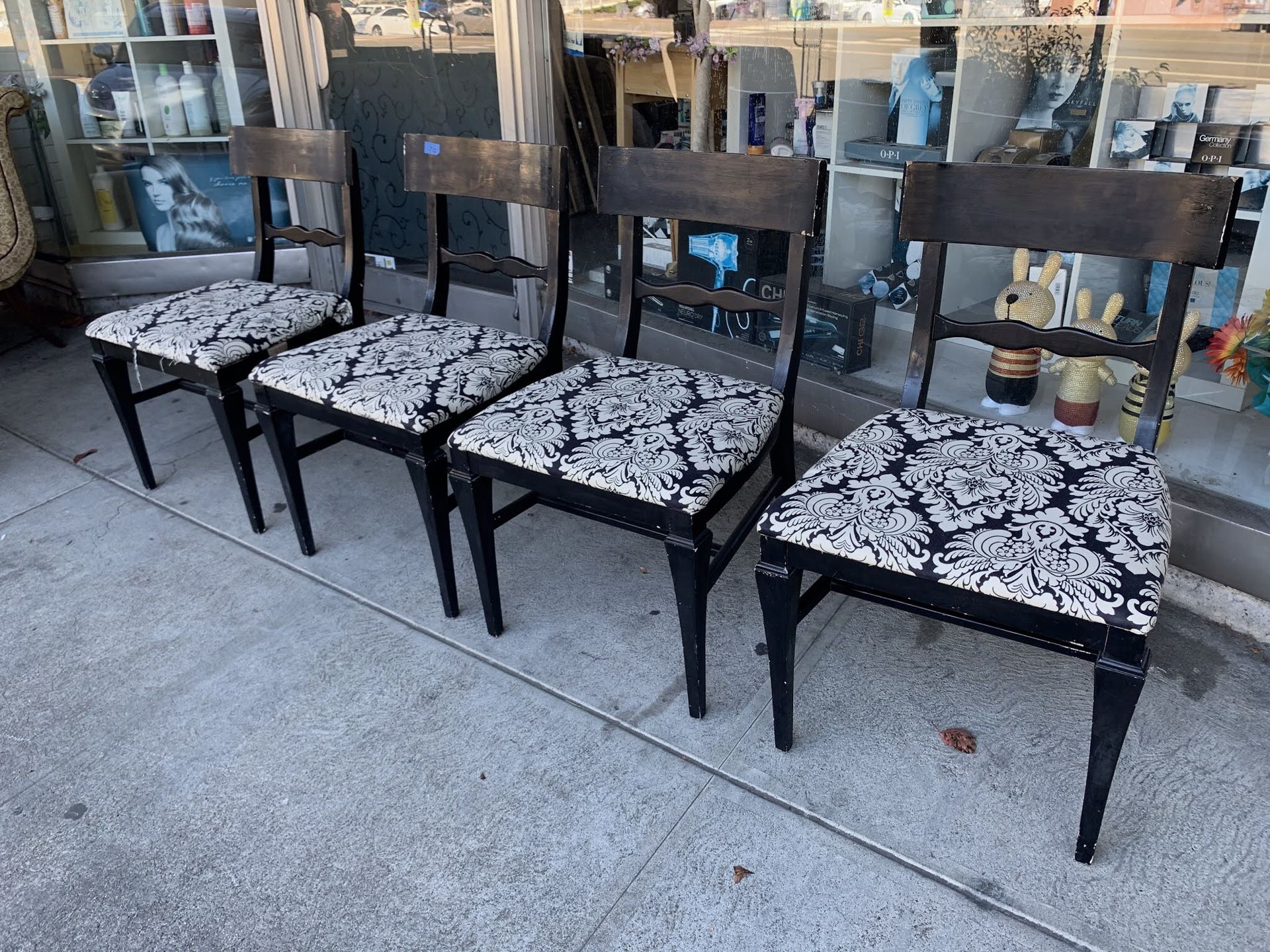 **BARGAIN BUY** #100448 Set of 4 Black Dining Chairs with Black and White Patterned Seats