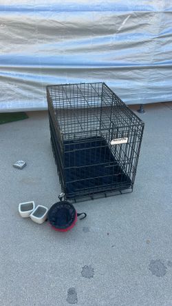 Pet crate with bowls