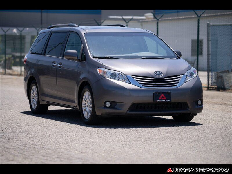 2017 Toyota Sienna XLE 8-Passenger