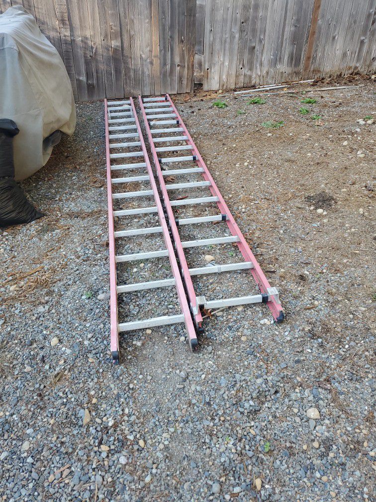 32ft Fiberglass Ladder