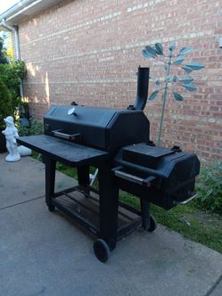 OAKFORD 1150 Reverse Flow Offset Smoker  Charcoal  Grill  in Black