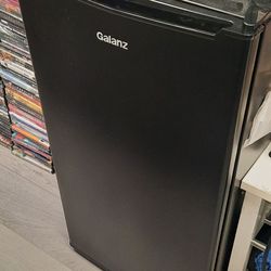Glanaz mini fridge